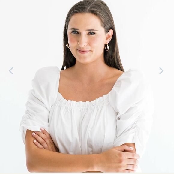 Susan Shaw Elegant Gold Hoop Earrings with Pearl Accent - Picture 4 of 4